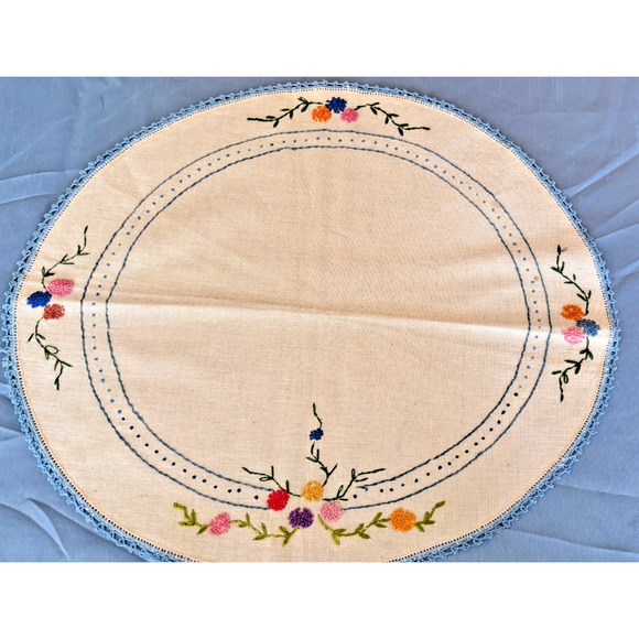 Vintage Embroidered French knot Floral, Scarf Oval Crochet Edge Floral 1950 - Picture 8 of 15